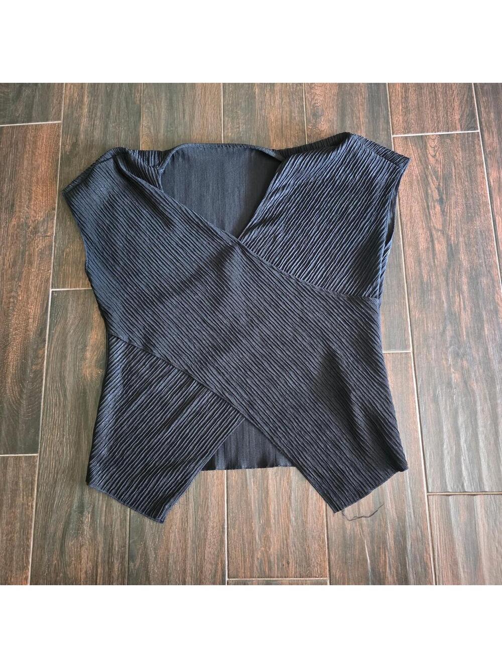 SHEIN Women's Black and Navy Crop-top